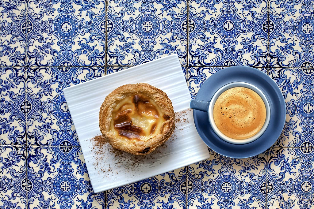Pastel%20de%20nata%20and%20coffee%20over%20mosaics%20in%20Bel%C3%A9m